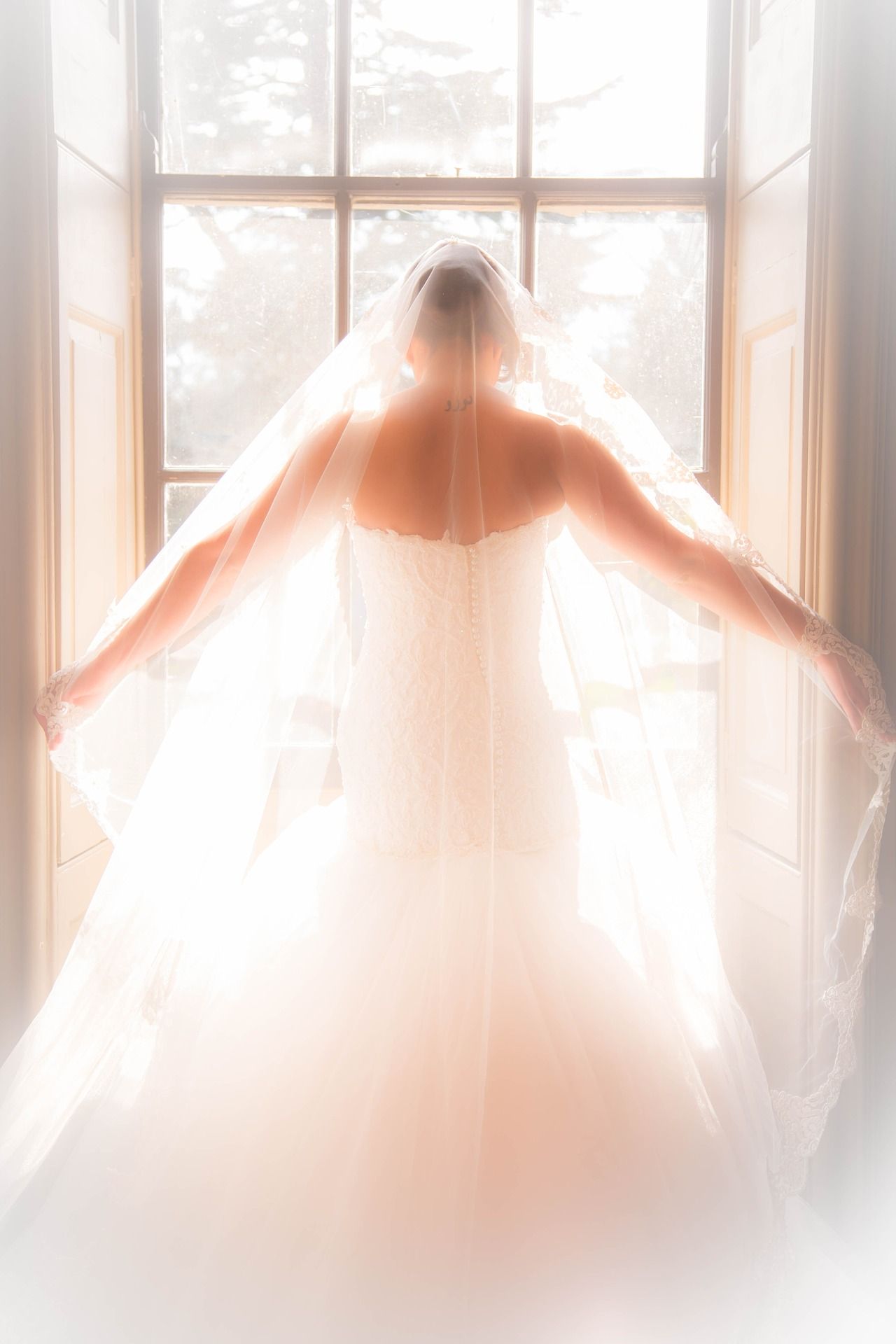 Jak podkreślić walory sukni ślubnej?