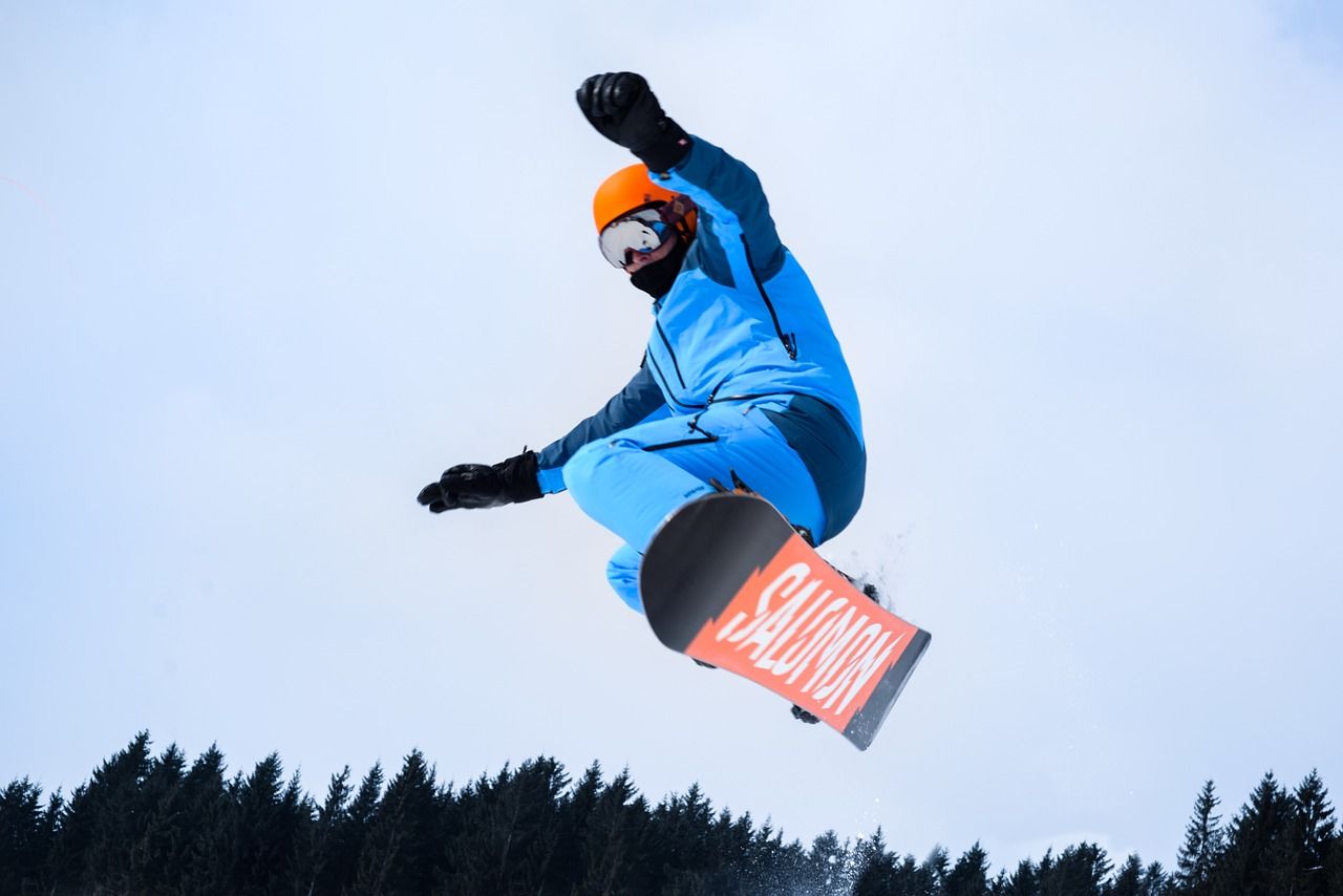 Strój na snowboard – jak dopasować poszczególne elementy?