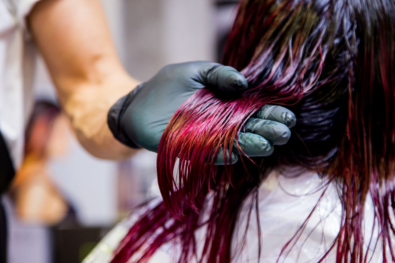 Jak wygląda farbowanie włosów w salonie fryzjerskim?