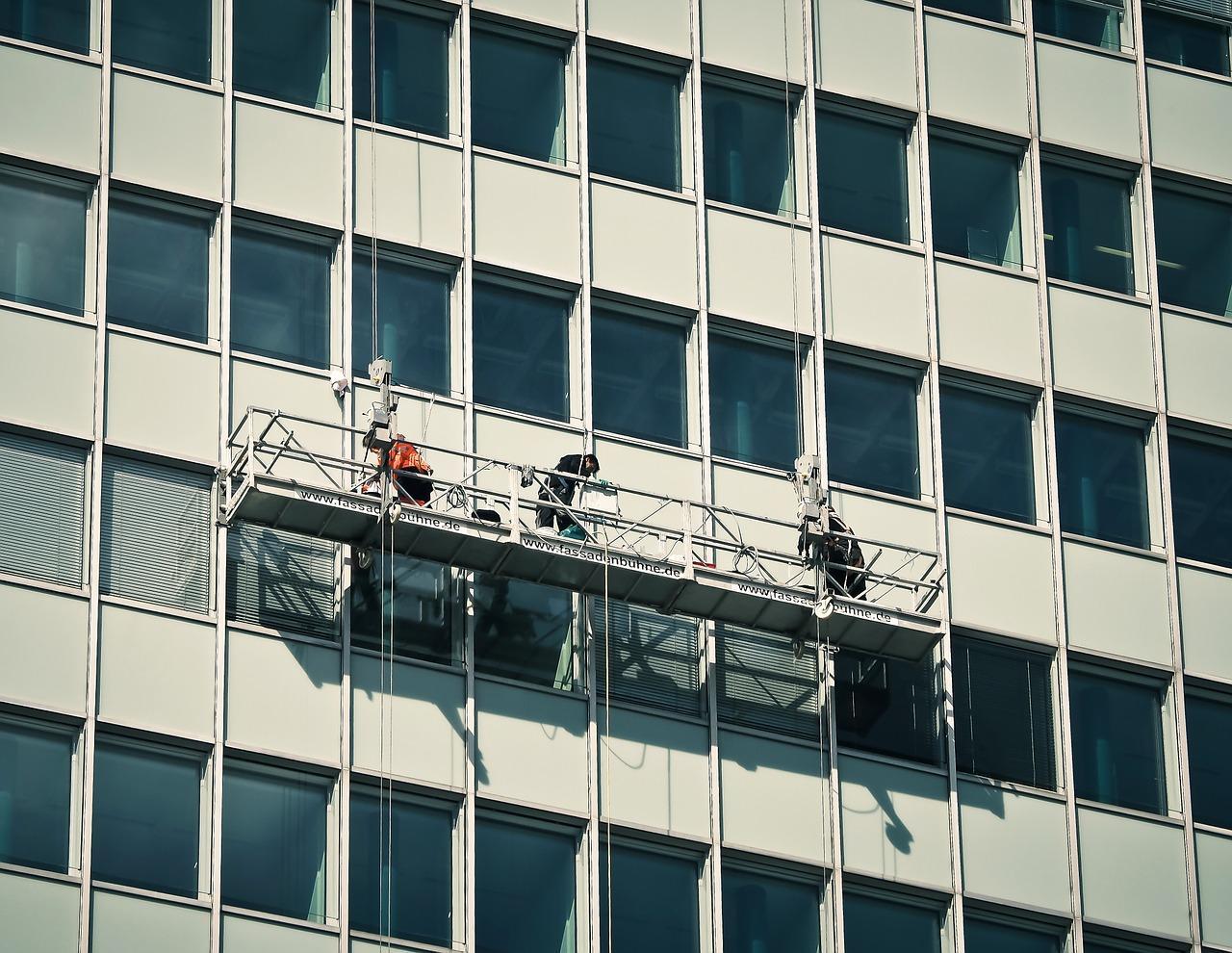 Praca na wysokości – jak zapewnić bezpieczeństwo pracownikom?