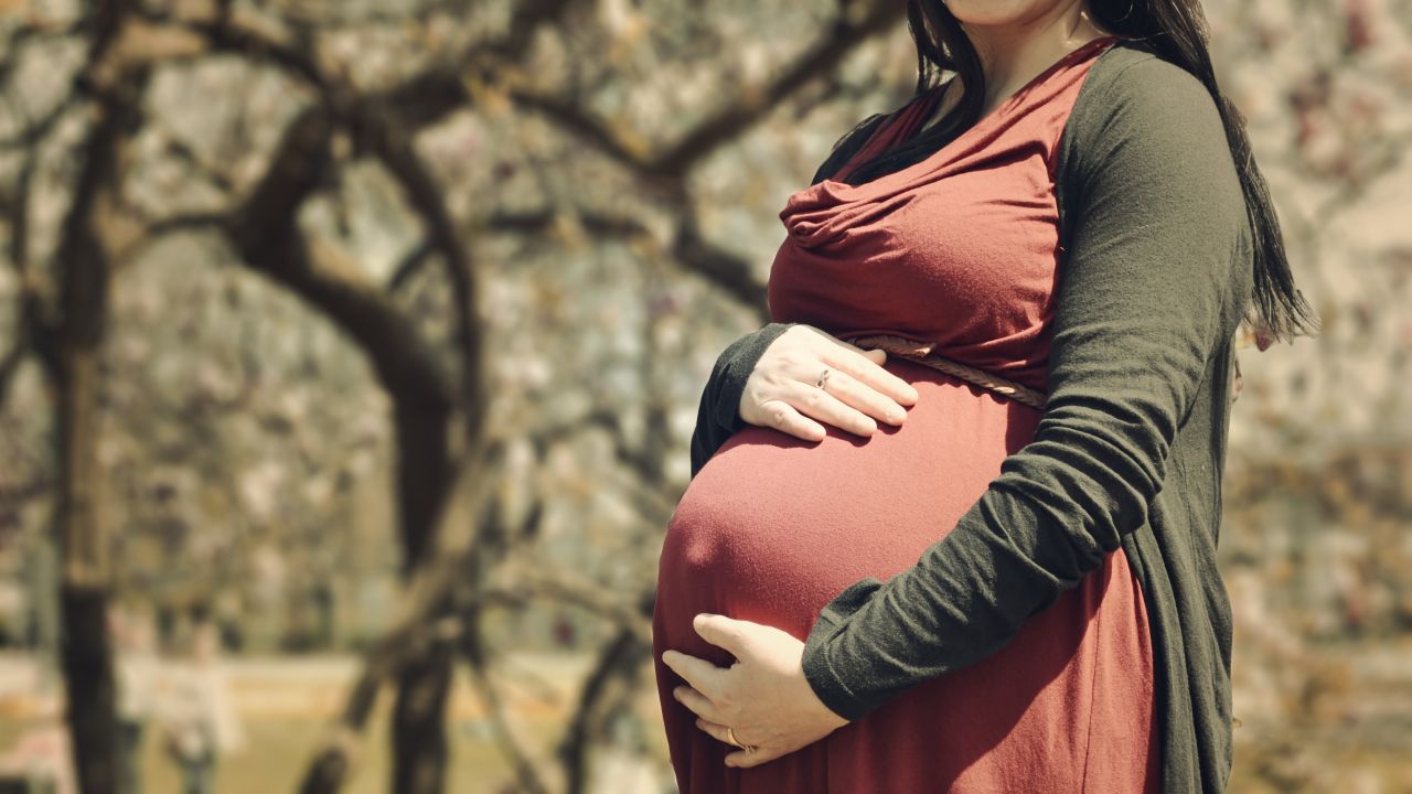 Jakie ubrania są niezbędne dla kobiet w ciąży?