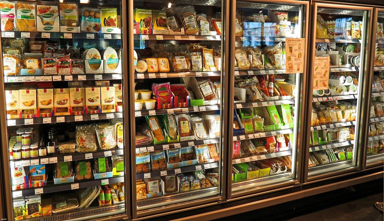 Jakie wymogi powinny spełniać opakowania, w których przechowywana jest żywność na sklepie?