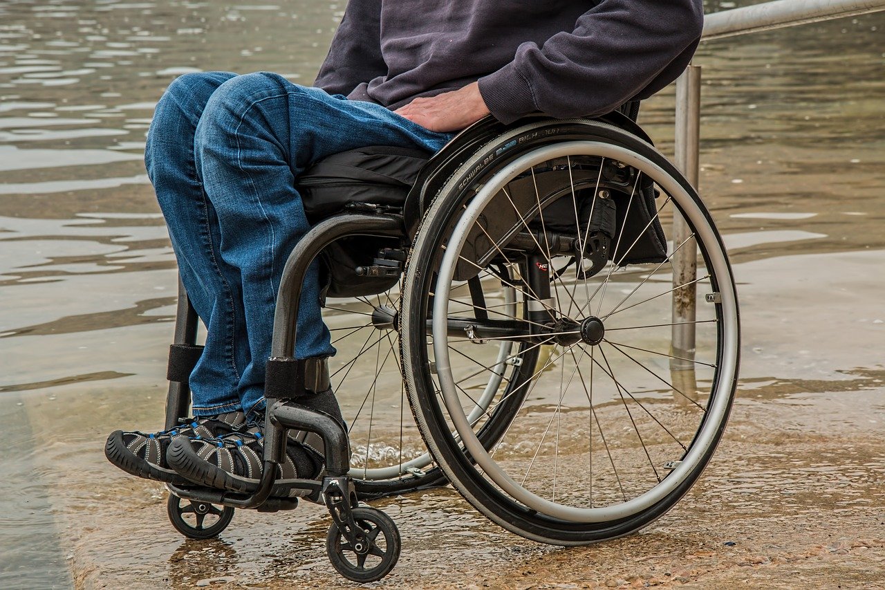 Wózek inwalidzki – kiedy należy go nabyć i jakie cechy powinien spełniać?