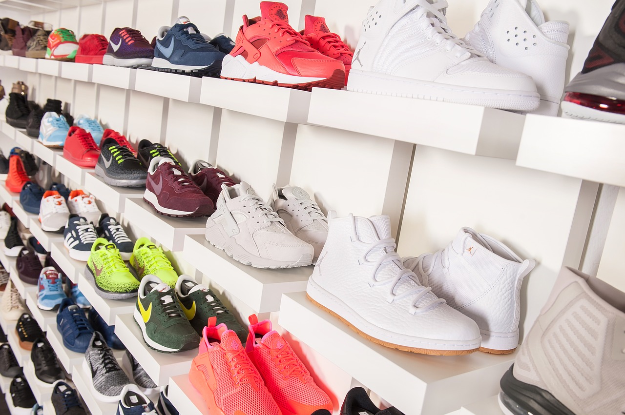 Niebanalne modele sneakersów – które wybrać?