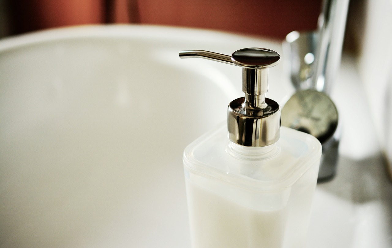 Na jakie czynniki powinniśmy zwrócić uwagę wybierając dozownik do mydła do naszej łazienki?