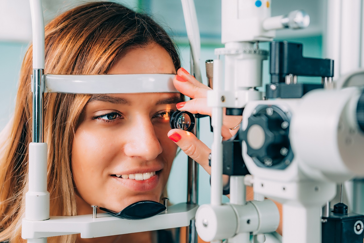 Stacja diagnostyczna do badań oczu – jakie ma zalety?